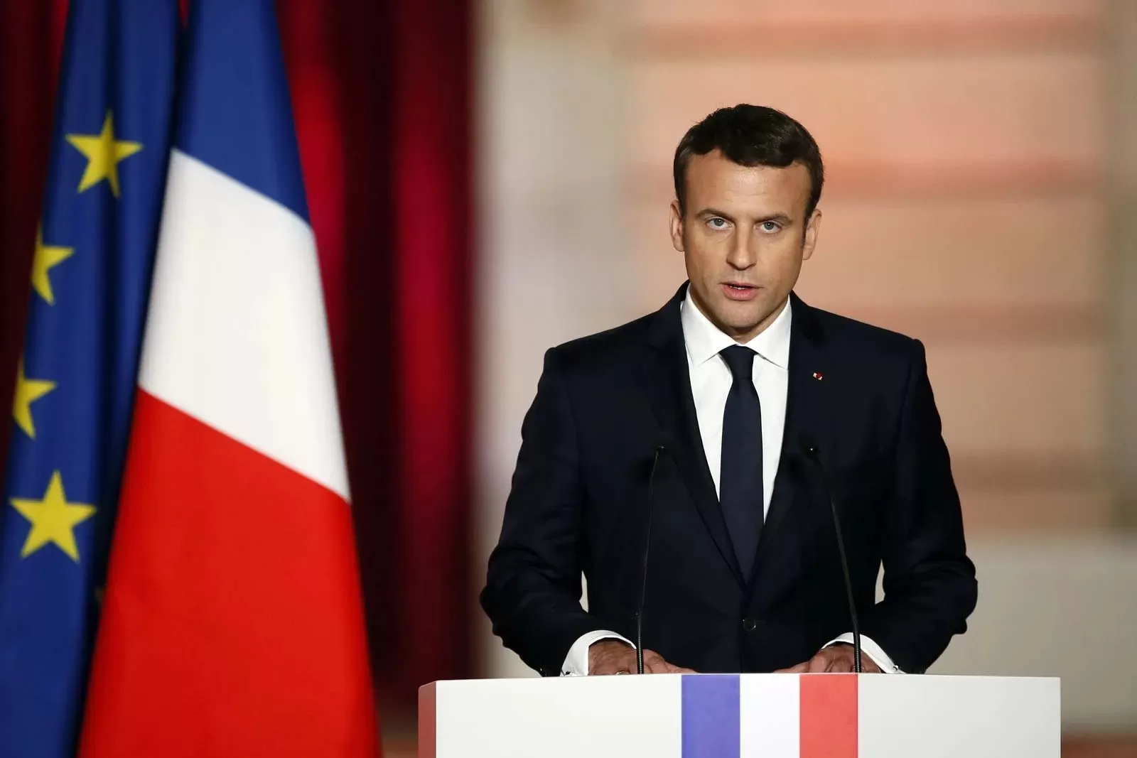 Emmanuel Macron yang Sedang Memberikan Pidato