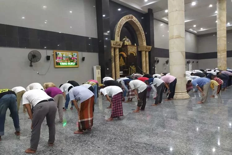 Melakukan Sholat Berjamaah di Masjid