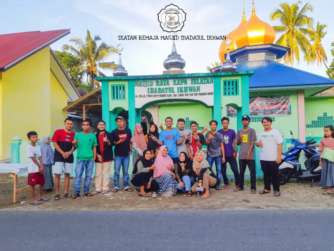 Remaja Masjid bersama-sama dengan Warga