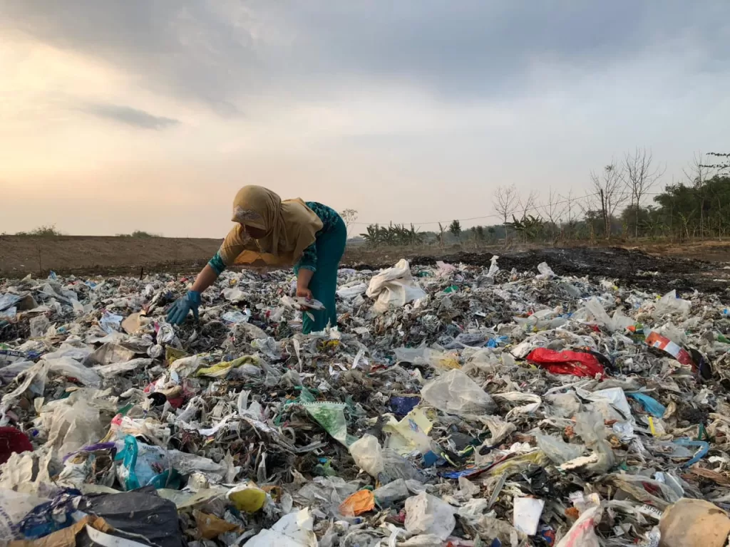 Limbah Plastik di Pantai Indonesia