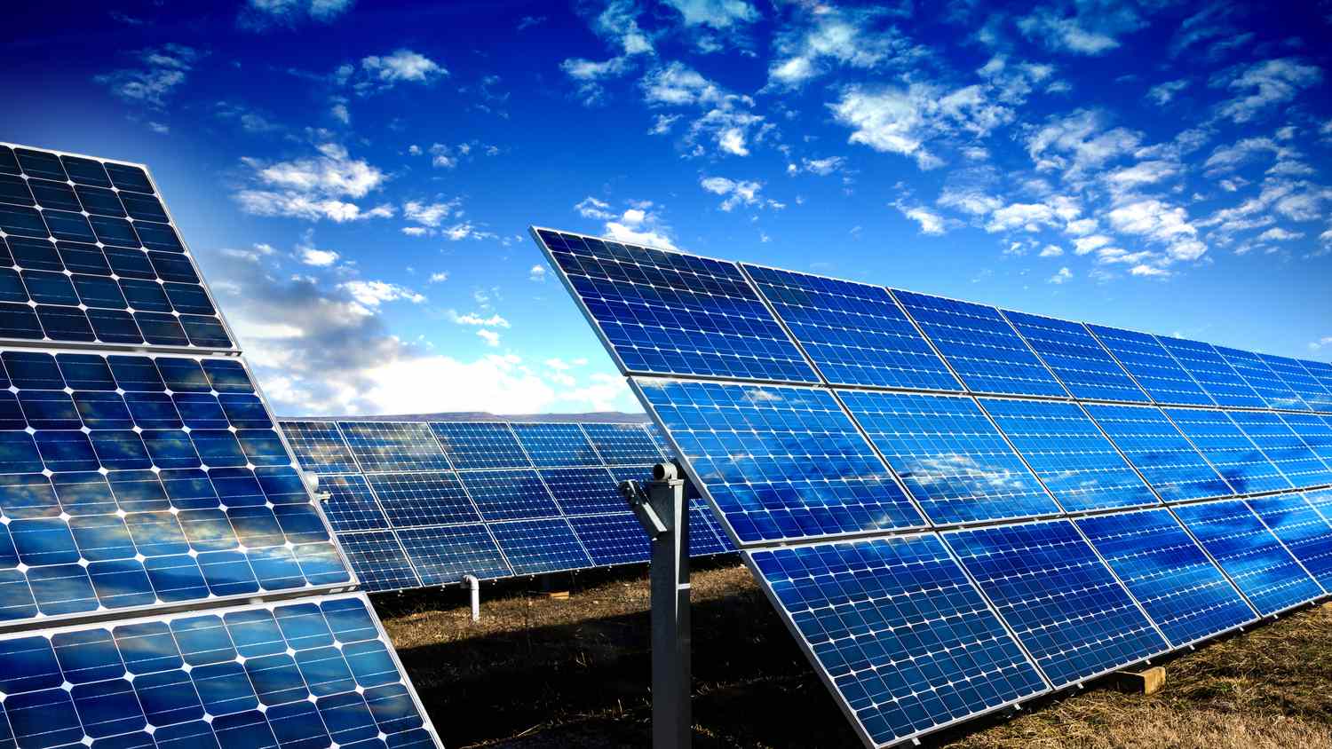Panel Surya Merubah Energi Matahari Menjadi Energi Listrik