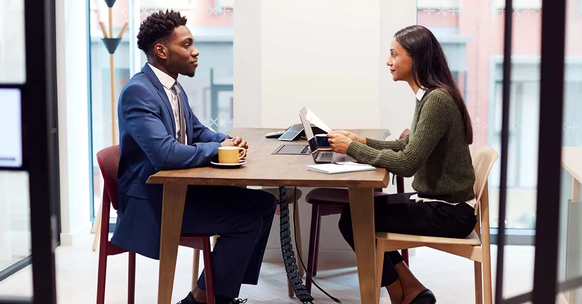 Calon karyawan berinteraksi dengan pewawancara selama sesi wawancara kerja
