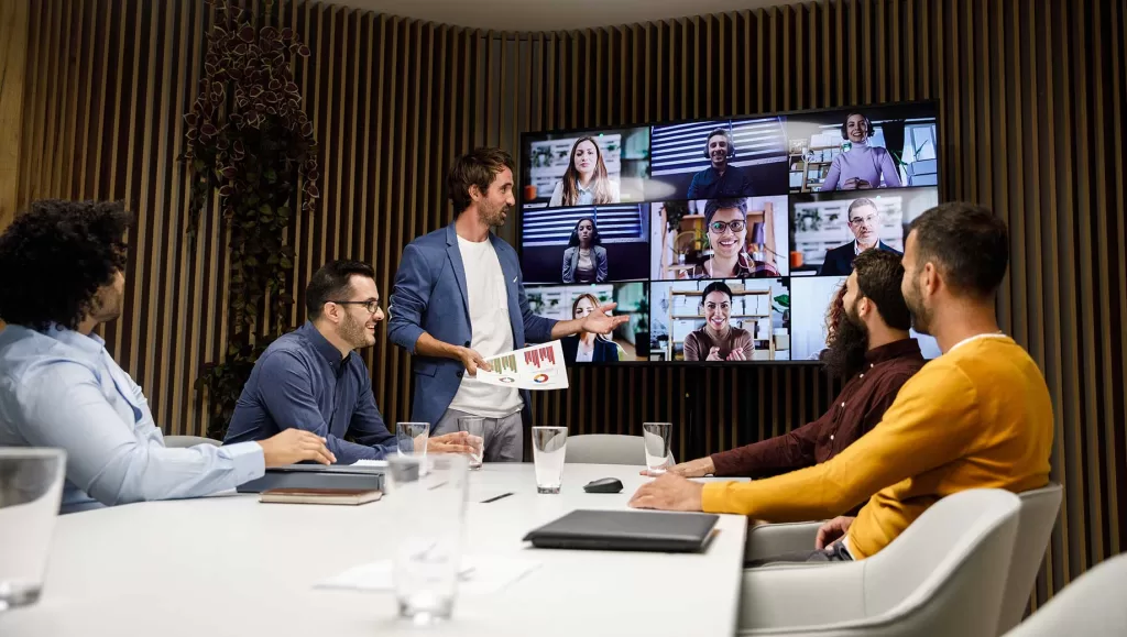 Pertemuan tatap muka atau virtual memungkinkan karyawan berinteraksi dan berbagi informasi