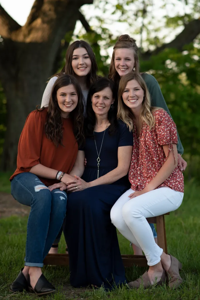 Seorang Ibu dengan 4 Orang Putrinya